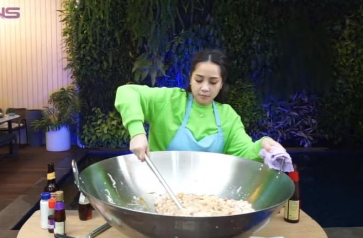 Nagita Slavina masak besar untuk sahur kuli bangunan (Youtube.com)