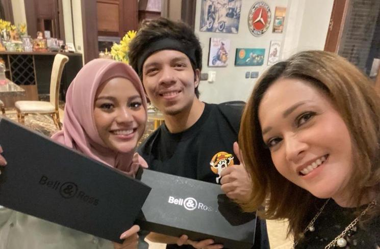 Maia Estianty kasih kado ke Aurel Atta. (Instagram/@maiaestiantyreal)