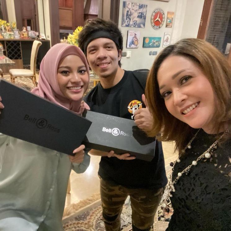 Maia Estianty kasih kado ke Aurel Atta. (Instagram/@maiaestiantyreal)