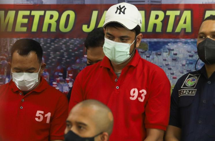 Pesinetron Rio Reifan dihadirkan saat rilis kasus narkoba yang menjeratnya di Polres Metro Jakarta Pusat, Rabu (21/4/2021). (Matamata.com/Alfian Winanto)