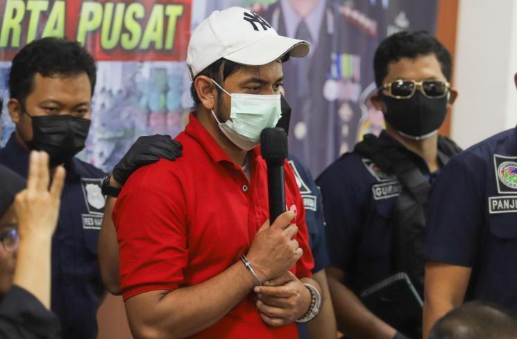 Pesinetron Rio Reifan dihadirkan saat rilis kasus narkoba yang menjeratnya di Polres Metro Jakarta Pusat, Rabu (21/4/2021). (Matamata.com/Alfian Winanto)