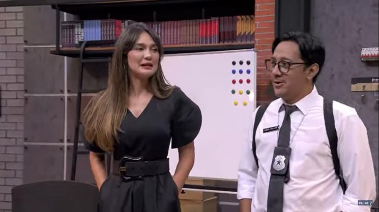 Ayu Ting Ting dan Luna Maya saling ejek. (YouTube/TRANS7 OFFICIAL)