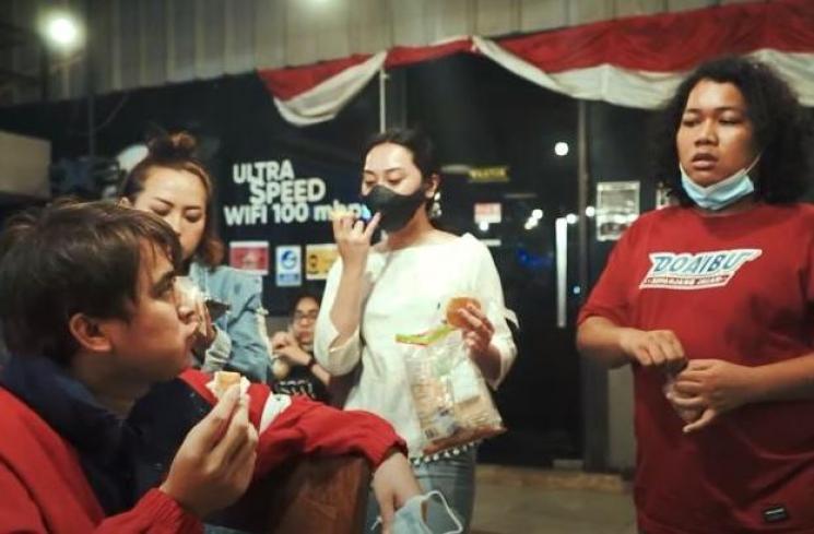 Billy Syahputra dan Memes Prameswari. (Youtube/BillySyahputra)