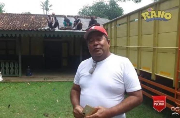 Rano Karno dengan latar belakang rumah Si Doel yang tengah dibongkar. [YouTube Si Rano]
