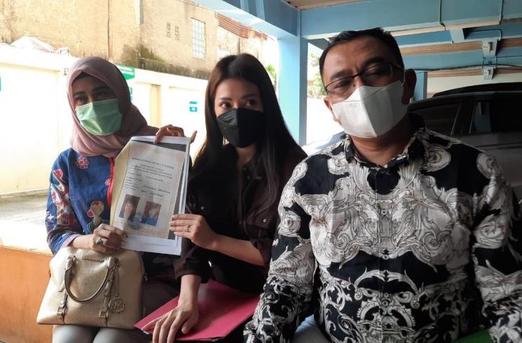 Aska Ongi (tengah) bersama pengacaranya menunjukkan sebuah berkas. [Evi Ariska/MataMata.com]