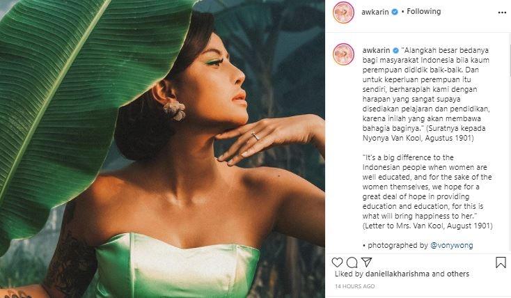Pemotretan Awkarin di Hari Kartini. (Instagram/@awkarin)