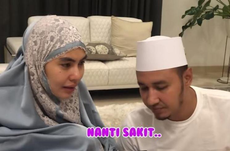 Kartika Putri telepon putri sambung di Yaman. (Youtube/KartikaPutriOfficial)