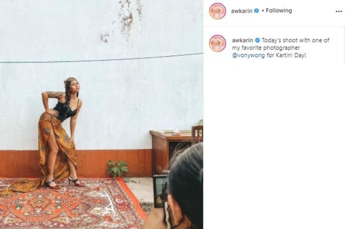Pemotretan Awkarin di Hari Kartini. (Instagram/@awkarin)