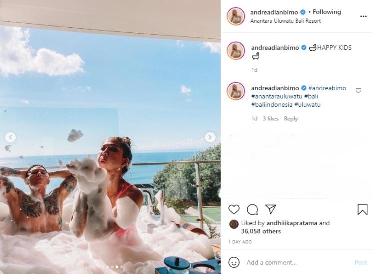 Andrea Dian dan Ganindra Bimo asyik bermain busa saat mandi. (Instagram/andreadianbimo)