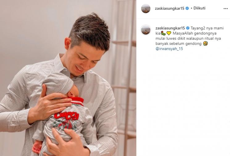 Irwansyah gendong Ukkasya (Instagram/@zaskiasungkar15)