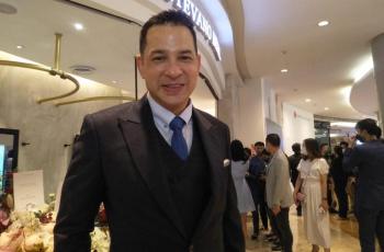4 Pesona Potret Ari Wibowo, Awet Muda di Usia Setengah Abad