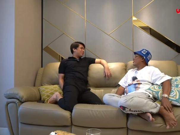 Billy Syahputra saat dihipnotis Uya Kuya (Youtube.com)