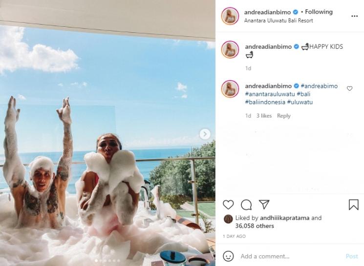 Andrea Dian dan Ganindra Bimo asyik bermain busa saat mandi. (Instagram/andreadianbimo)