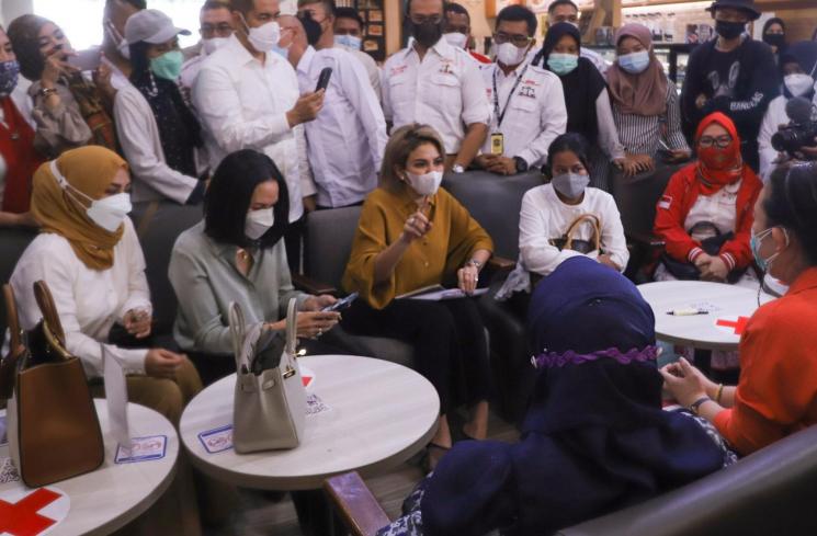 Aktris Nikita Mirzani saat menemui awak media di Mall Plaza Indonesia, Jakarta Pusat, Kamis (22/4/2021). [MataMata.com/Alfian Winanto]