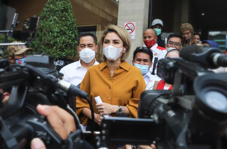 Aktris Nikita Mirzani saat menemui awak media di Mall Plaza Indonesia, Jakarta Pusat, Kamis (22/4/2021). [MataMata.com/Alfian Winanto]