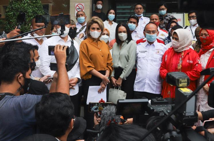 Aktris Nikita Mirzani saat menemui awak media di Mall Plaza Indonesia, Jakarta Pusat, Kamis (22/4/2021). [MataMata.com/Alfian Winanto]