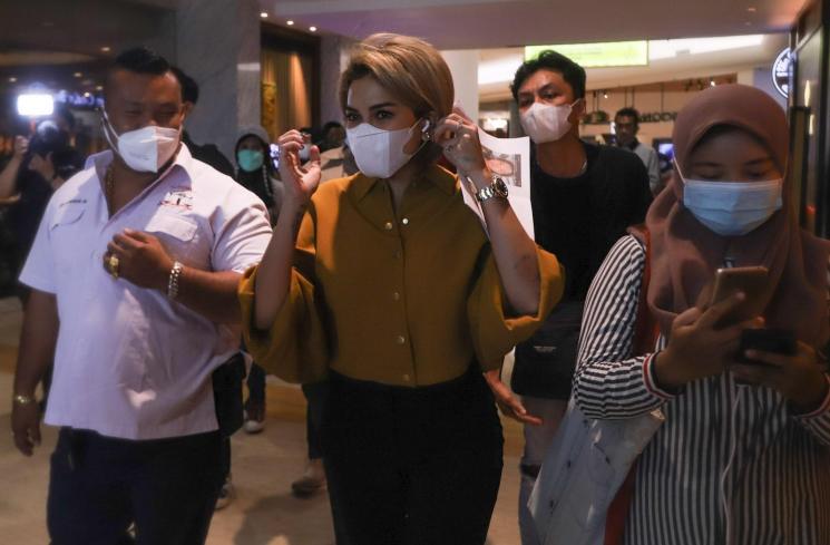 Aktris Nikita Mirzani saat menemui awak media di Mall Plaza Indonesia, Jakarta Pusat, Kamis (22/4/2021). [MataMata.com/Alfian Winanto]
