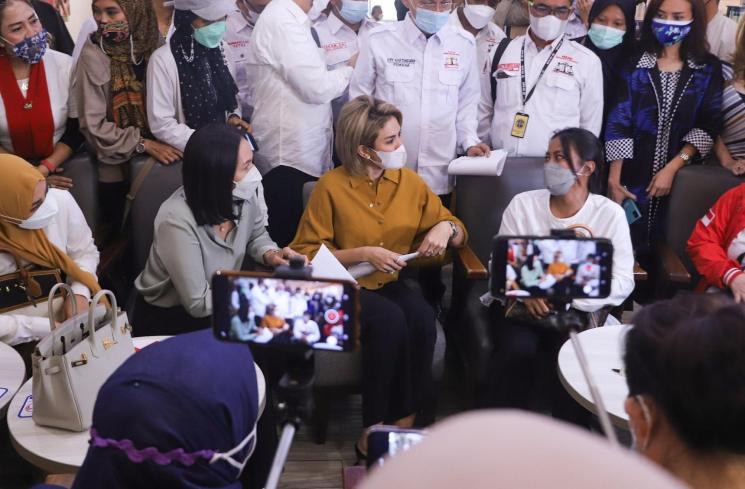 Aktris Nikita Mirzani saat menemui awak media di Mall Plaza Indonesia, Jakarta Pusat, Kamis (22/4/2021). [MataMata.com/Alfian Winanto]