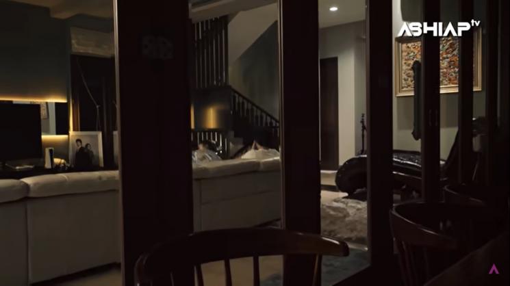 Karyawan bangunkan Atta Halilintar dan Aurel Hermansyah sahur. (YouTube/ASHIAP TV)