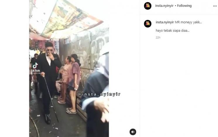 Ammar Zoni jalan di gang sempit diteriaki ibu-ibu. (Instagram)