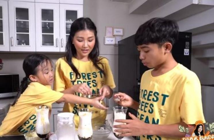 Resep brown sugar boba milk ala Sarwendah. (Youtube/MOPChannel)