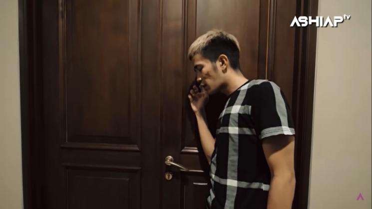 Karyawan bangunkan Atta Halilintar dan Aurel Hermansyah sahur. (YouTube/ASHIAP TV)