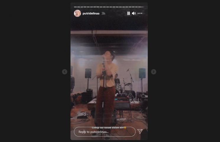 Putri Delina dan Rizky Febian kompak nyanyi lagu Cukup Tau. (Instagram/putridelinaa)