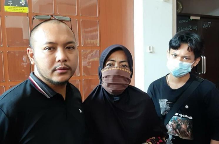 Reza Aditya bersama ibunya, Rini Marlina. (MataMata.com/Herwanto)
