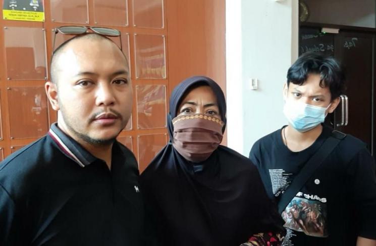 Reza Aditya bersama ibunya, Rini Marlina. (MataMata.com/Herwanto)
