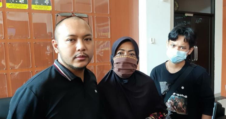 Reza Aditya bersama ibunya, Rini Marlina. (MataMata.com/Herwanto)