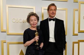 Terima Piala Oscar, Reaksi Kocak Youn Yuh Jung Ditanya soal Bau Brad Pitt
