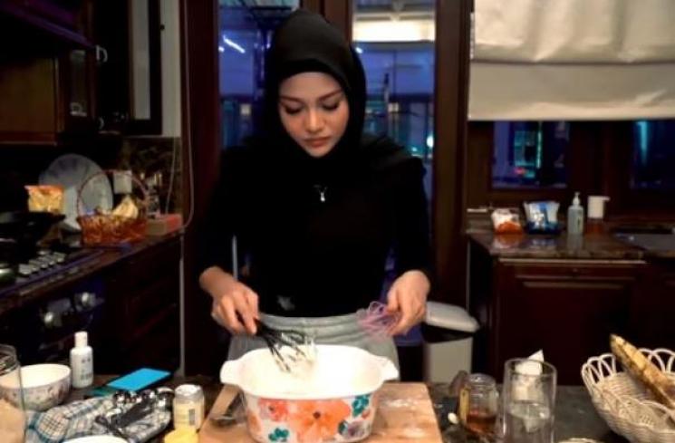 Resep pisang goreng madu ala Aurel Hermansyah. (Youtube/AurelieHermansyah)