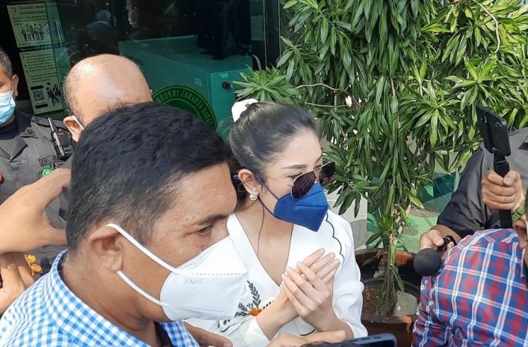 Nindy Ayunda jadi saksi kasus narkoba suami di Pengadilan Negeri Jakarta Barat, Senin (26/4/2021). (Matamata.com/Evi Ariska)