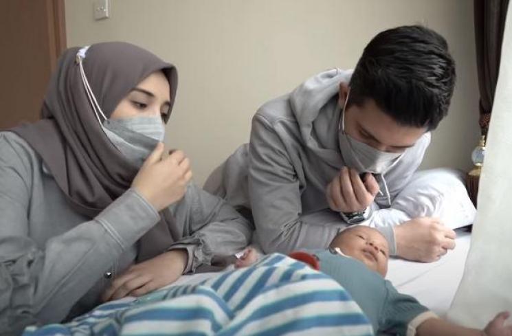 Anak Zaskia Sungkar sunat sejak bayi. (Youtube/TheSungkarsFamily)
