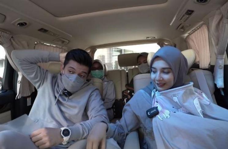 Anak Zaskia Sungkar sunat sejak bayi. (Youtube/TheSungkarsFamily)