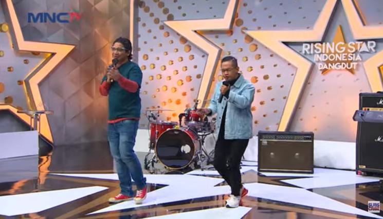 Pasha Ungu dan 'kembarannya', Afit. (YouTube/Rising Star Indonesia Dangdut)