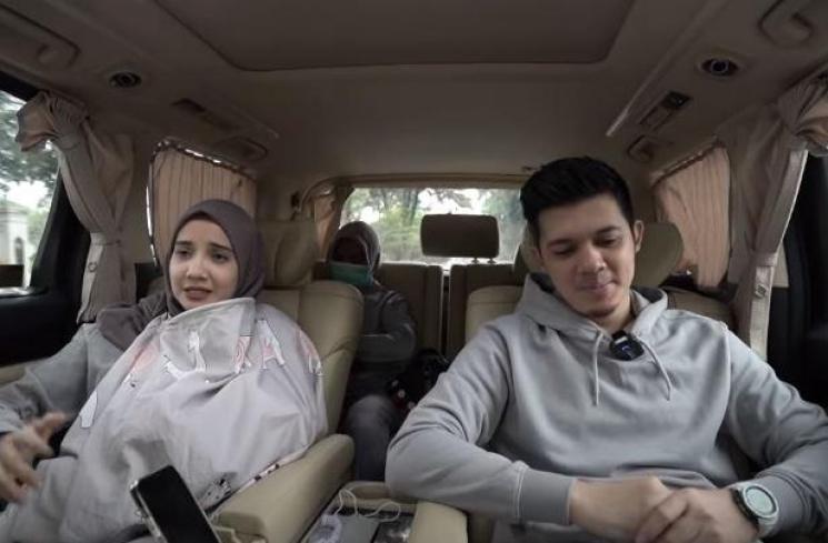 Anak Zaskia Sungkar sunat sejak bayi. (Youtube/TheSungkarsFamily)