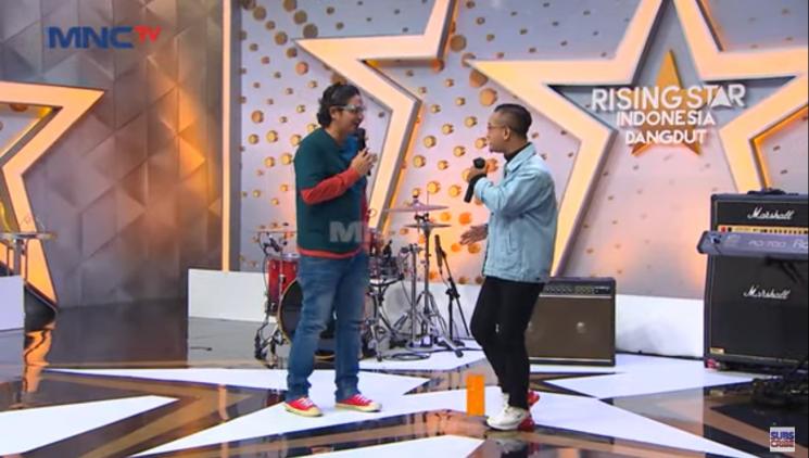 Pasha Ungu dan 'kembarannya', Afit. (YouTube/Rising Star Indonesia Dangdut)