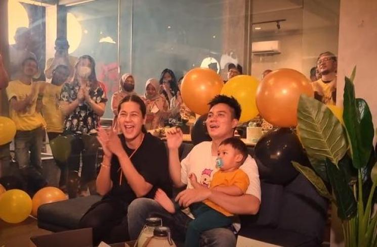 Momen surprise ultah Baim Wong. (Youtube/BaimPaula)