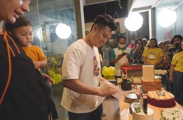 Momen surprise ultah Baim Wong. (Youtube/BaimPaula)