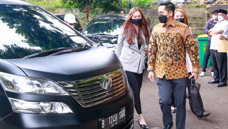 Aura Kasih saat ditemui usai menjalani sidang perceraian dengan Eryck Amaral di Pengadilan Agama Jakarta Selatan, Rabu (28/4/2021). [MataMata.com/Alfian Winanto]