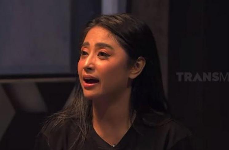 Dewi Perssik tanggapi pegawai disebut kerja rodi. (Youtube/Trans7Official)