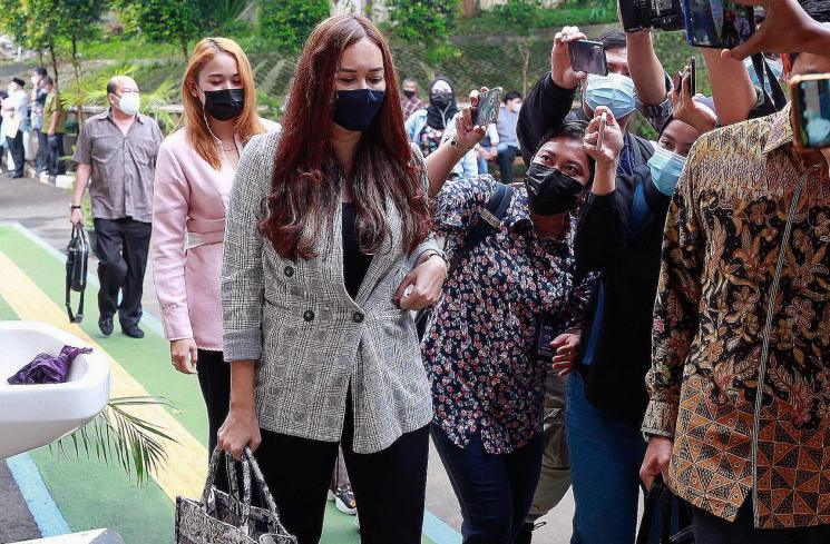 Aura Kasih saat ditemui usai menjalani sidang perceraian dengan Eryck Amaral di Pengadilan Agama Jakarta Selatan, Rabu (28/4/2021). [MataMata.com/Alfian Winanto]