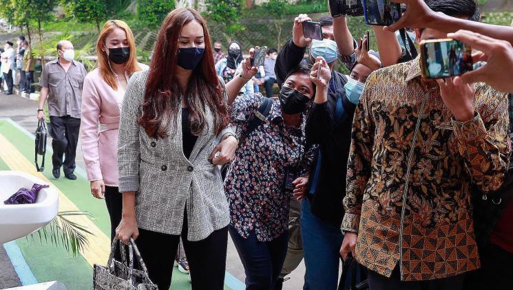 Aura Kasih saat ditemui usai menjalani sidang perceraian dengan Eryck Amaral di Pengadilan Agama Jakarta Selatan, Rabu (28/4/2021). [MataMata.com/Alfian Winanto]