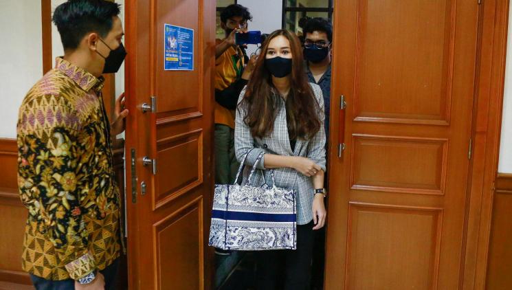 Aura Kasih saat ditemui usai menjalani sidang perceraian dengan Eryck Amaral di Pengadilan Agama Jakarta Selatan, Rabu (28/4/2021). [MataMata.com/Alfian Winanto]