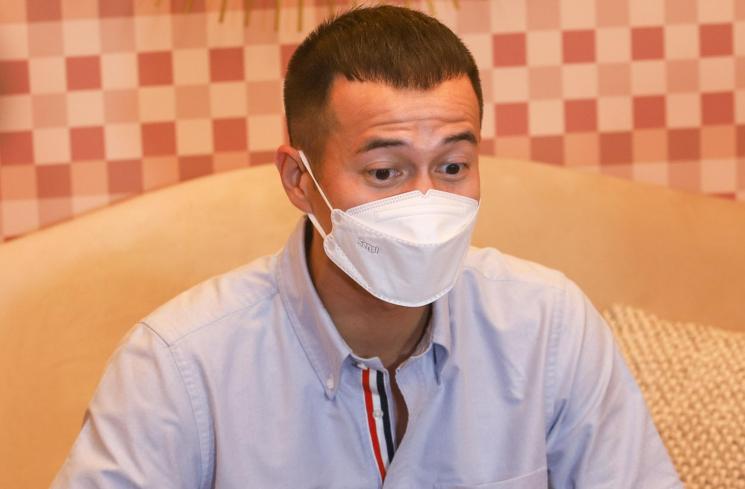 Aktor Herjunot Ali ketika ditemui saat peluncuran produk perhiasan miliknya di Pondok Indah Mall, Jakarta Selatan, Rabu (28/4/2021). (Matamata.com/Alfian Winanto)