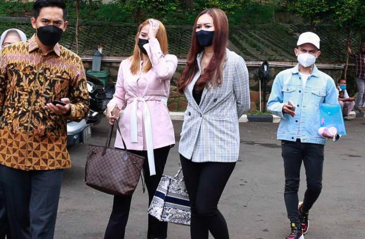 Aura Kasih saat ditemui usai menjalani sidang perceraian dengan Eryck Amaral di Pengadilan Agama Jakarta Selatan, Rabu (28/4/2021). [MataMata.com/Alfian Winanto]