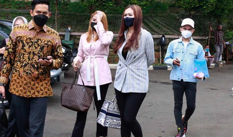 Aura Kasih saat ditemui usai menjalani sidang perceraian dengan Eryck Amaral di Pengadilan Agama Jakarta Selatan, Rabu (28/4/2021). [MataMata.com/Alfian Winanto]