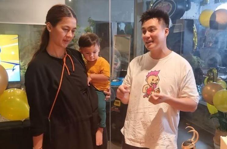 Momen surprise ultah Baim Wong. (Youtube/BaimPaula)
