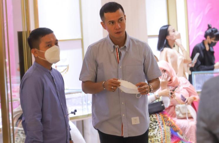 Aktor Herjunot Ali ketika ditemui saat peluncuran produk perhiasan miliknya di Pondok Indah Mall, Jakarta Selatan, Rabu (28/4/2021). (Matamata.com/Alfian Winanto)